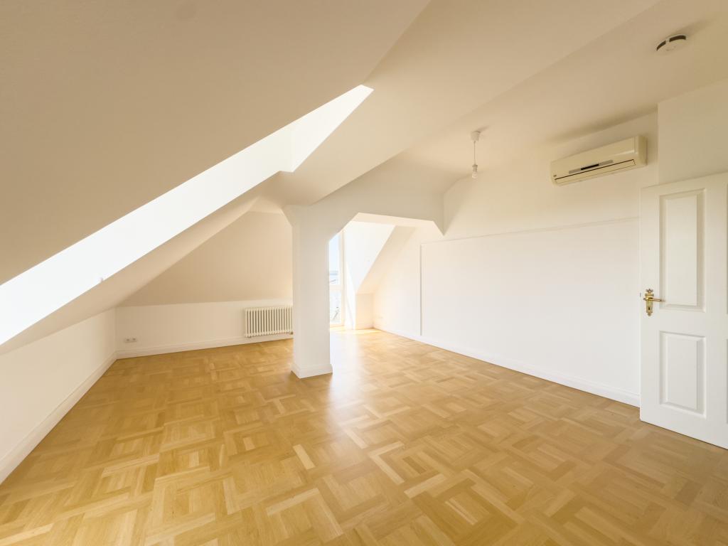 Wohntraum mit Seeblick! 5-Raum-DG-Maisonette mit Lift, Kamin, XL-Carport, EBK, Sauna u.v.a.m. - Photo 5