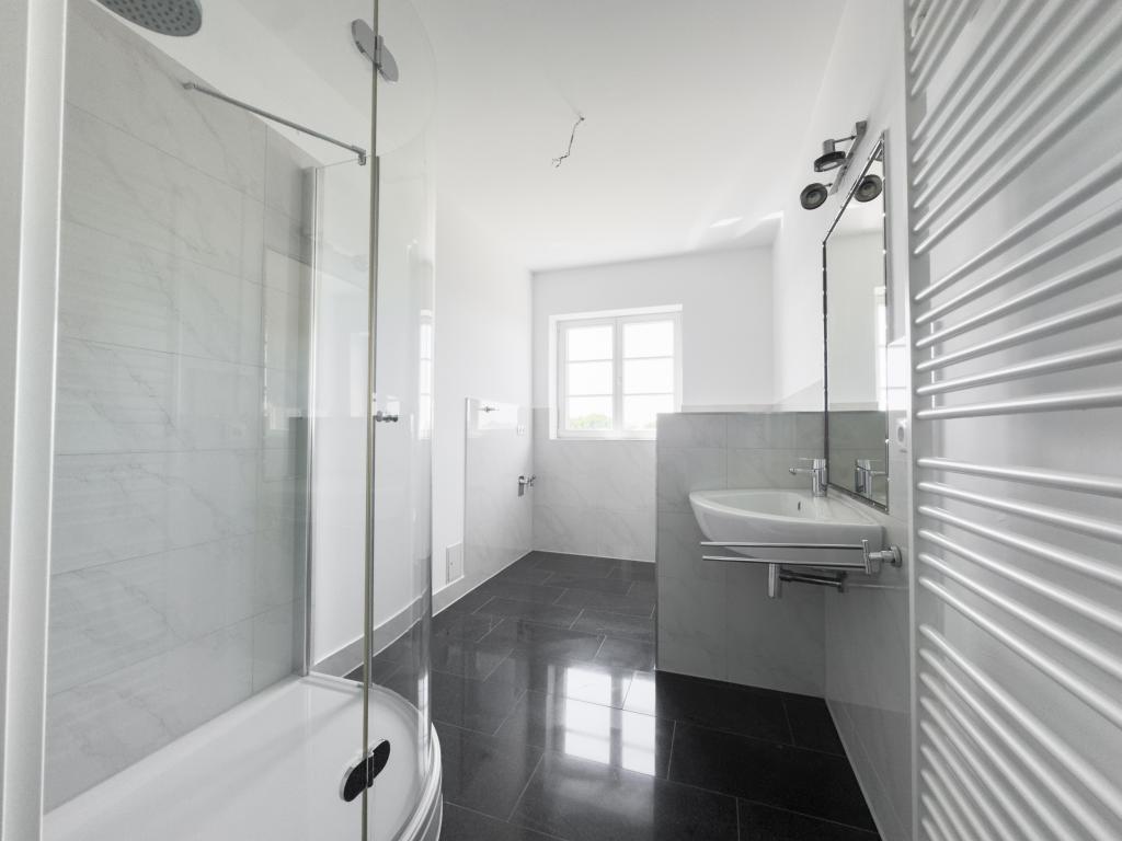 Wohntraum mit Seeblick! 5-Raum-DG-Maisonette mit Lift, Kamin, XL-Carport, EBK, Sauna u.v.a.m. - Photo 1