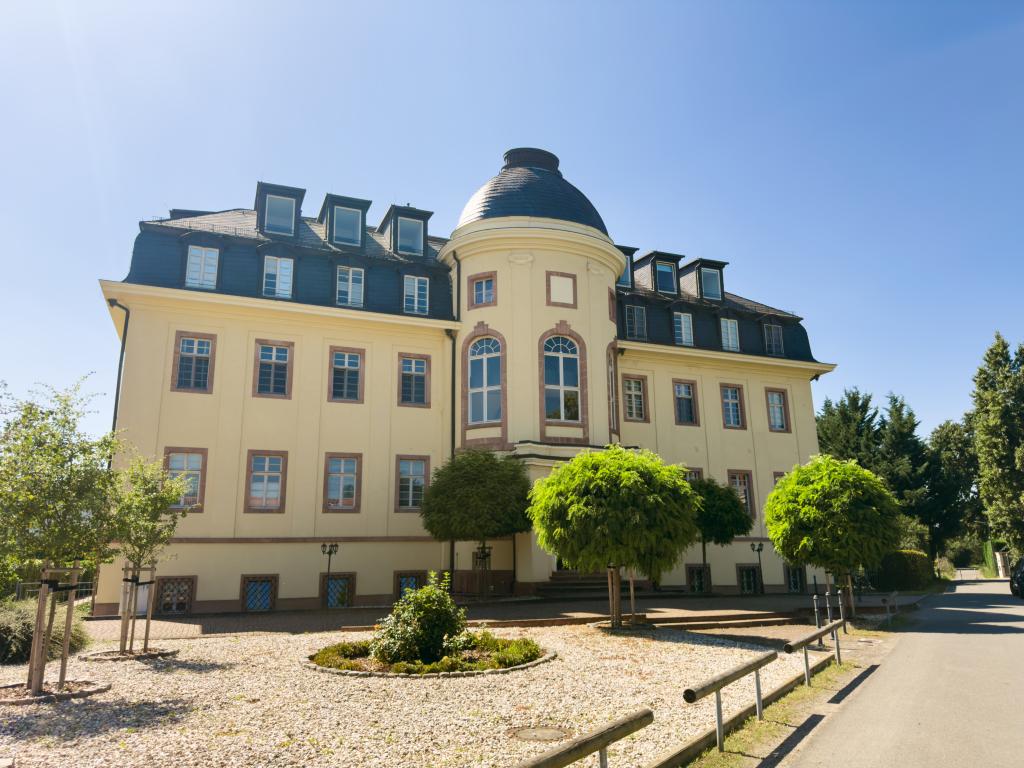 Wohntraum mit Seeblick! 5-Raum-DG-Maisonette mit Lift, Kamin, XL-Carport, EBK, Sauna u.v.a.m. - Photo 3