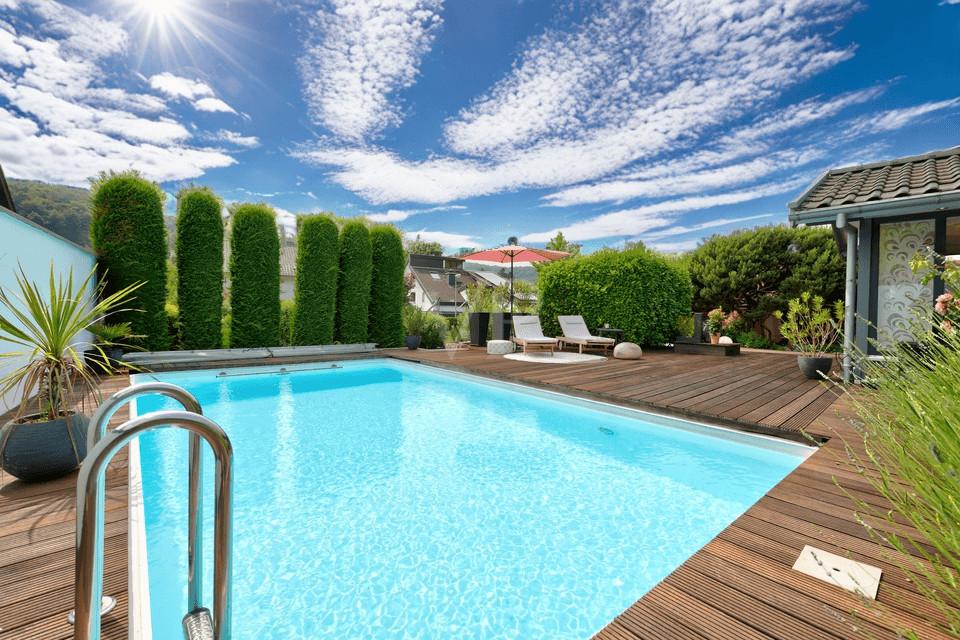 Terrassenbereich mit großzügigem Schwimmbecken