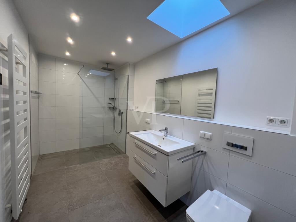 Modernes Badezimmer