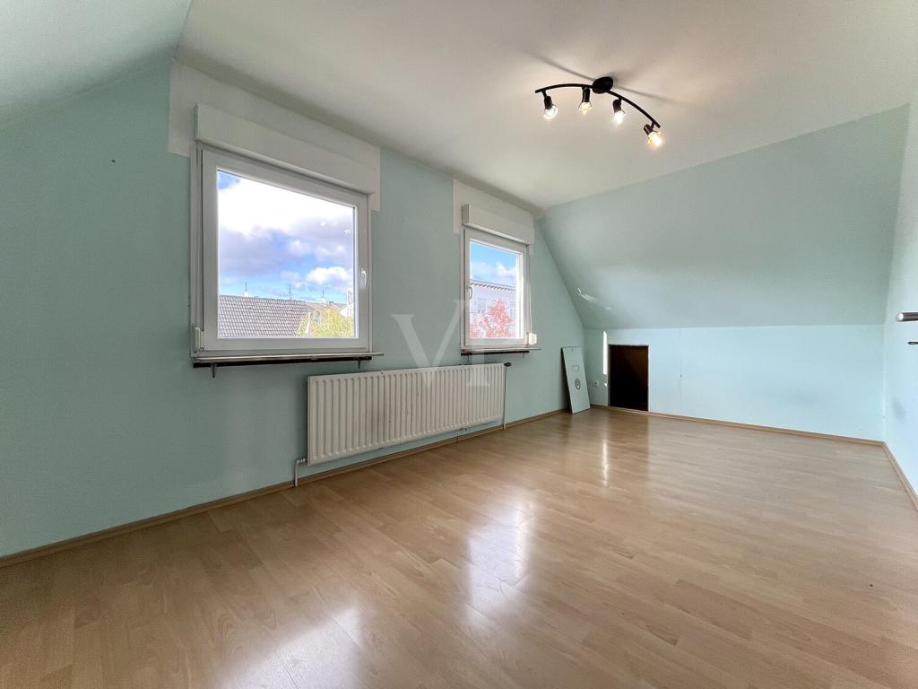 Lichtdurchflutetes Zimmer