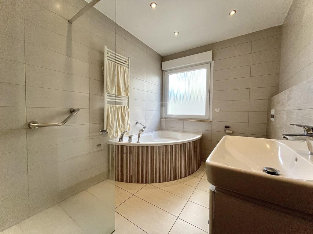 Modernes Badezimmer