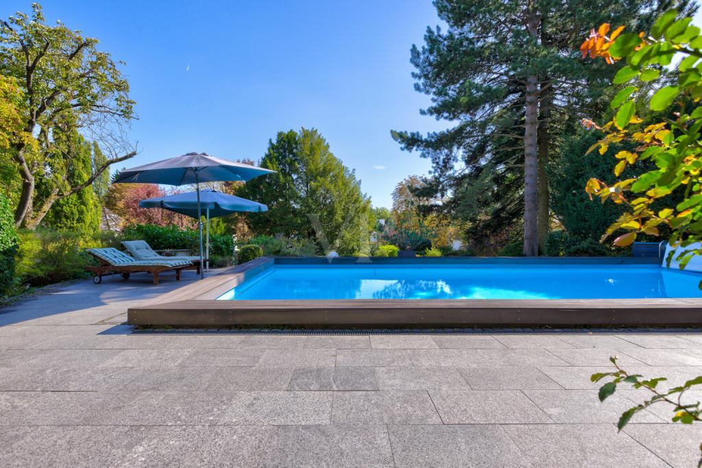 Großzügiger Terrassenbereich mit Pool