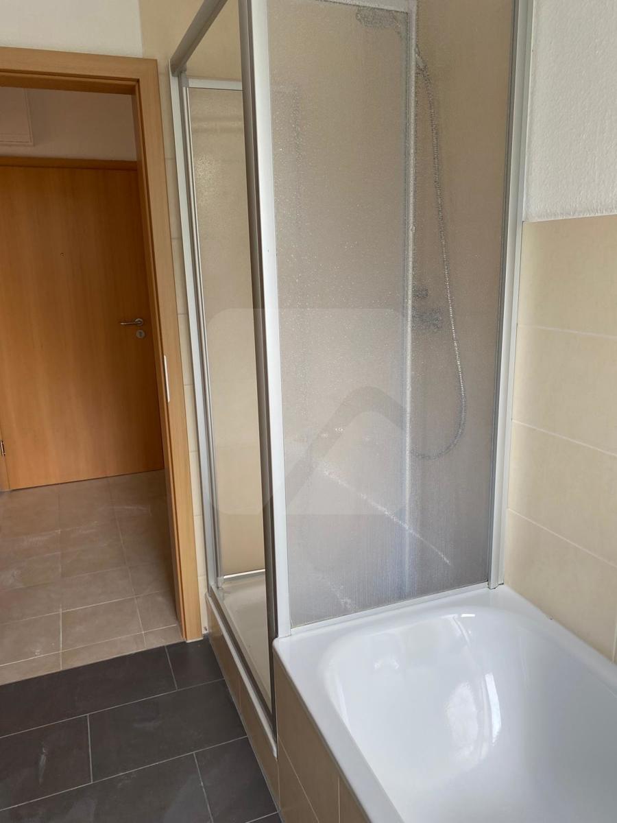 Bad-Dusche und Wanne