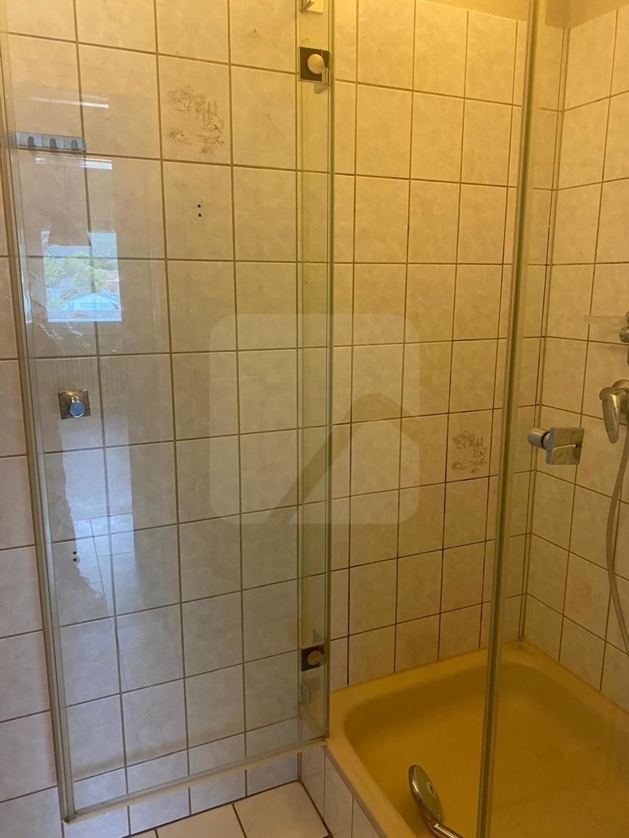 Bad mit Dusche (2)