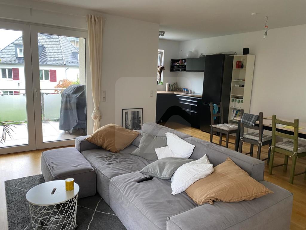Wohnzimmer mit offener Küche