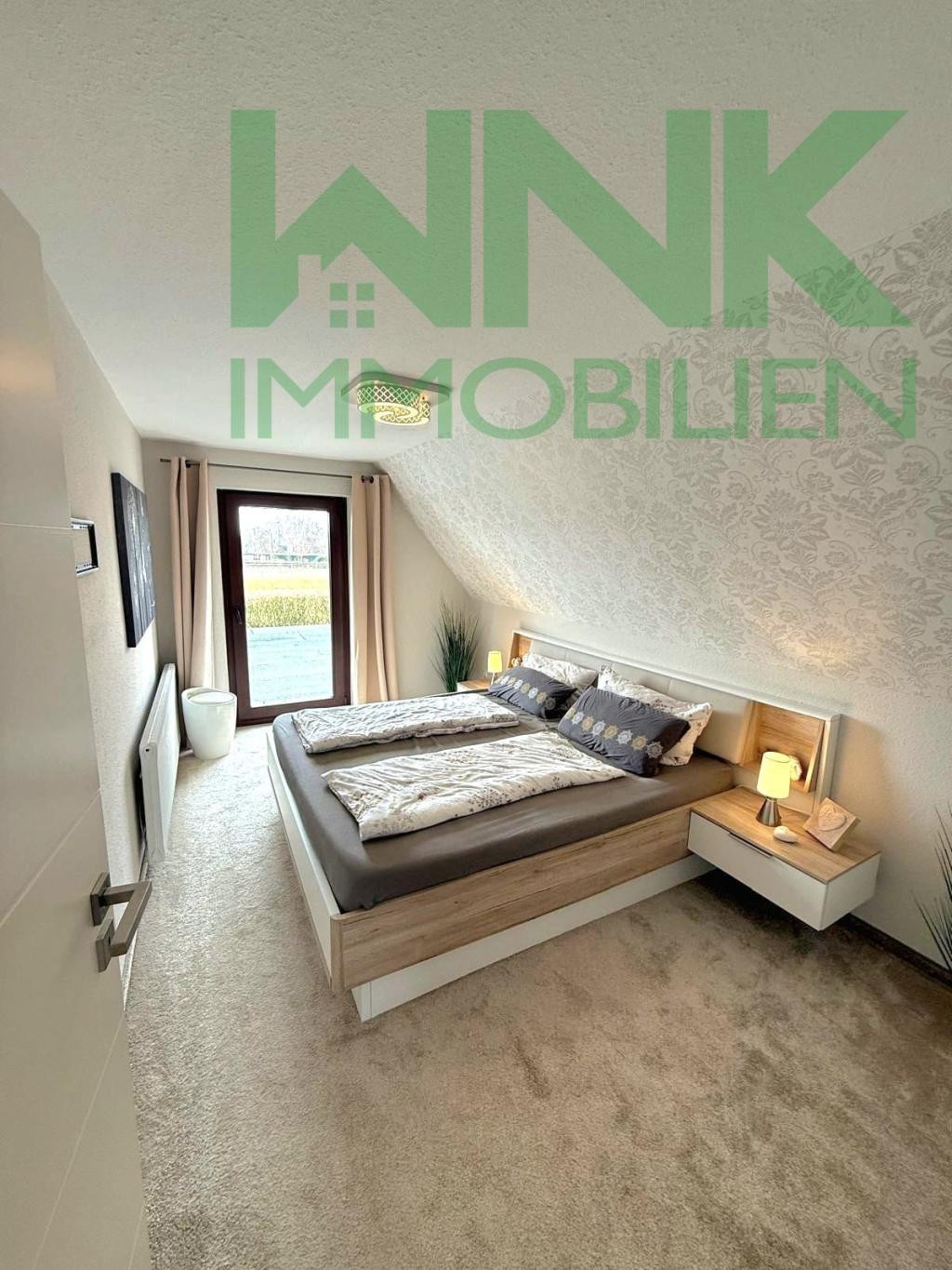 Schlafzimmer mit Zugang zum Balkon