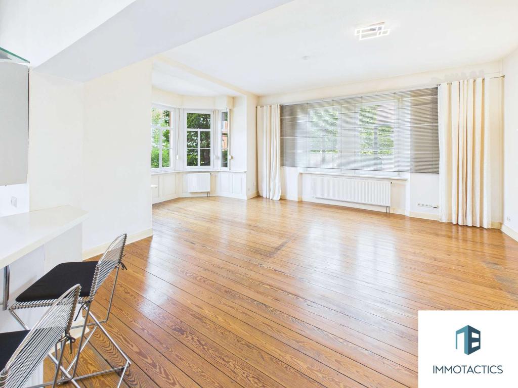 Historische Altbauwohnung mit großer Terrasse und besonderem Gestaltungspotenzial - Photo 1