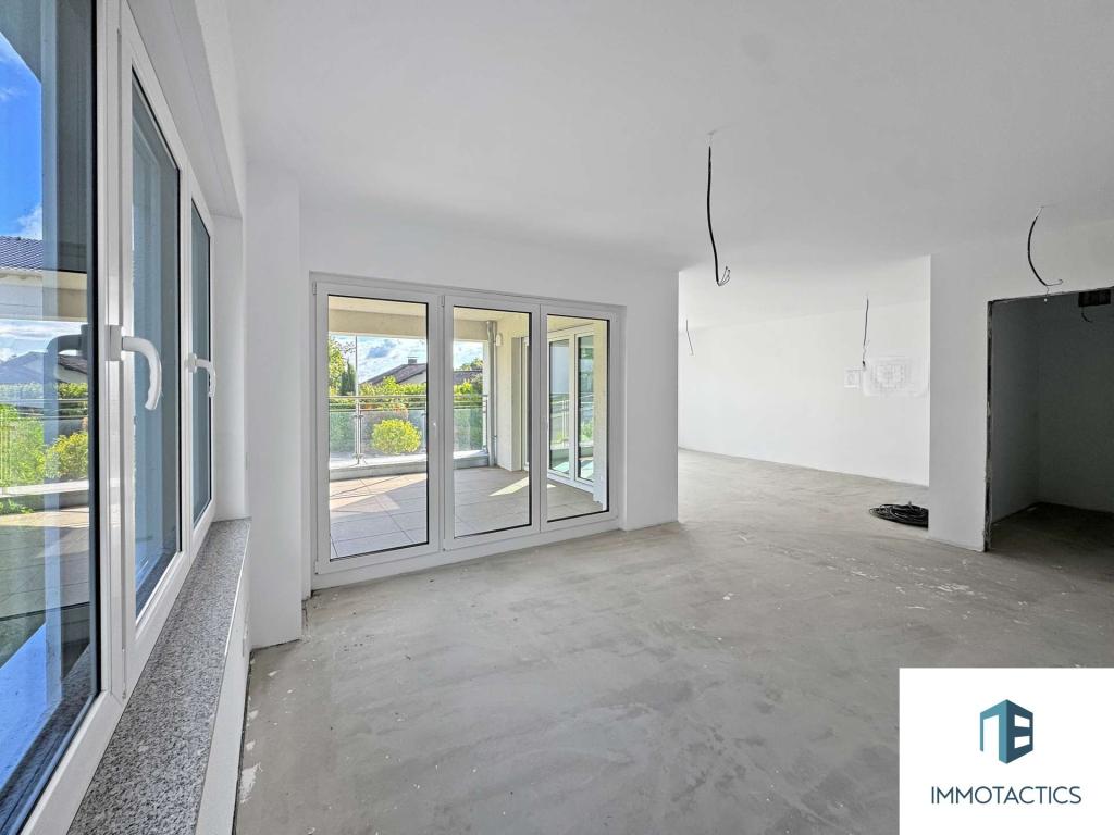 Wohnbereich mit großer Fensterfront