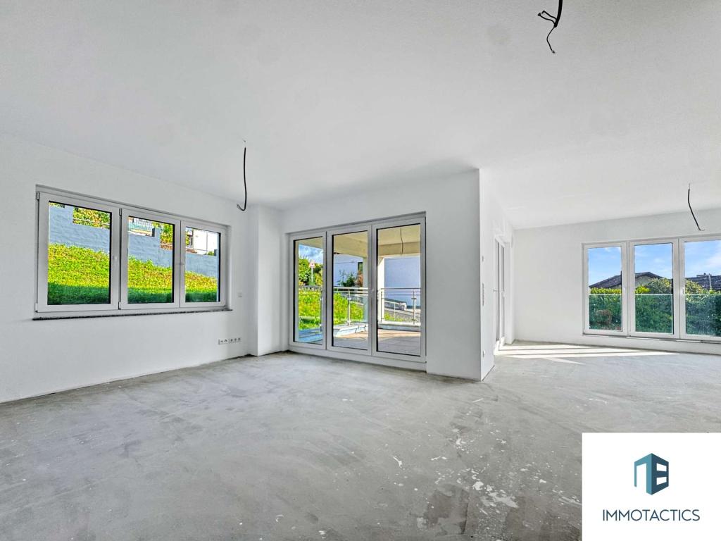 Wohnbereich mit großer Fensterfront