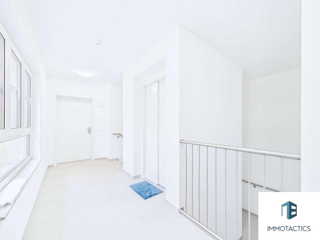 Aufzug und Zugang zur Wohnung