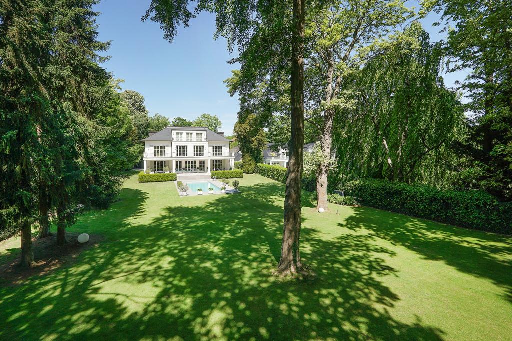 Villa vorderer Grundstücksbereich