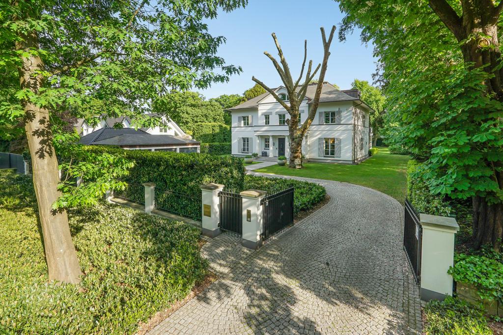 Straßen-Ansicht & Zufahrt