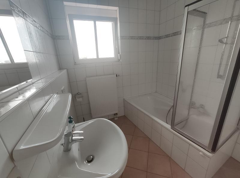 Bad mit Badewanne Bild 1