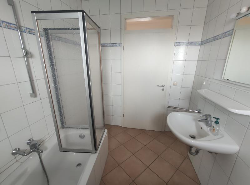 Bad mit Badewanne Bild 3