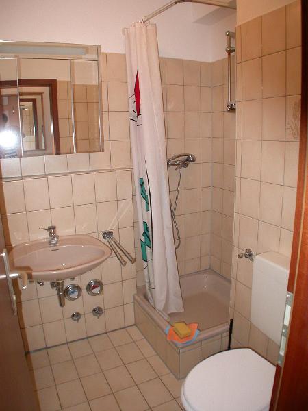 Bad mit Dusche Bild 1