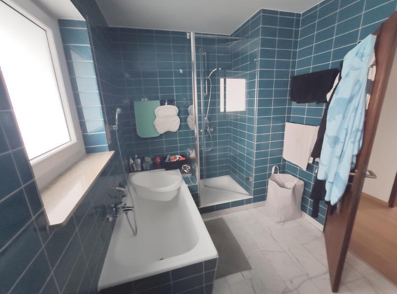 Bad mit Badewanne, Dusche und Fenster Bild 1