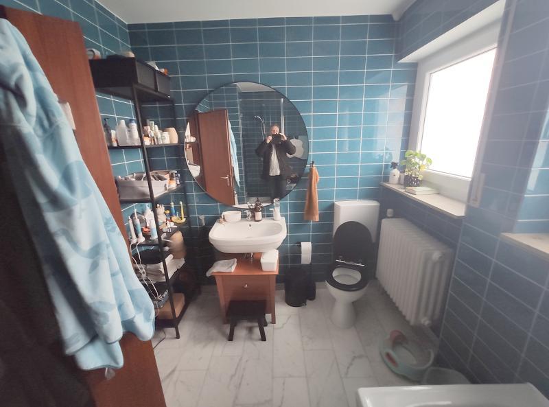 Bad mit Badewanne, Dusche und Fenster Bild 2
