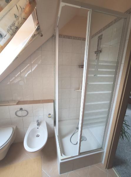 Bad mit Badewanne und Dusche Bild 3