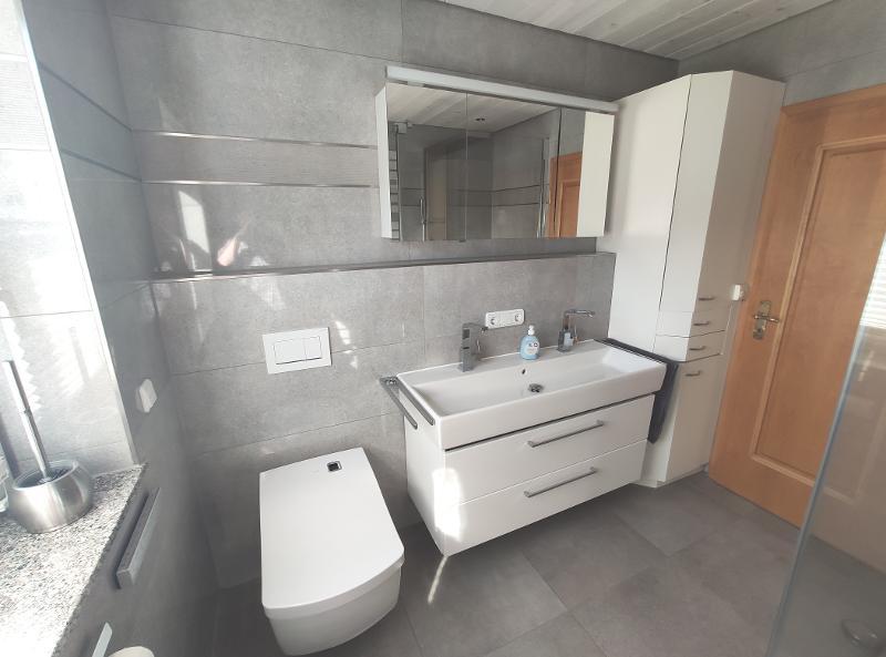 EG Bad mit TOTO Neorest Toilette und Dusche Bild 3