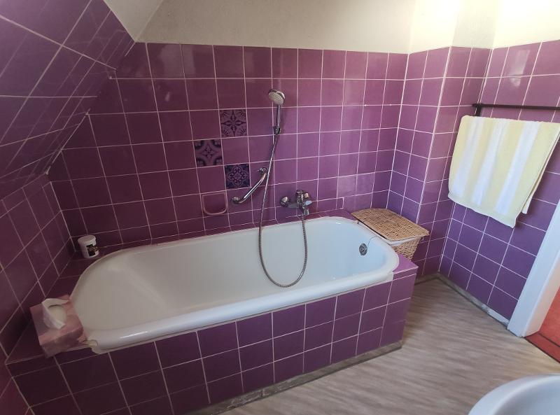 DG Bad mit Badewanne und Fenster Bild 2