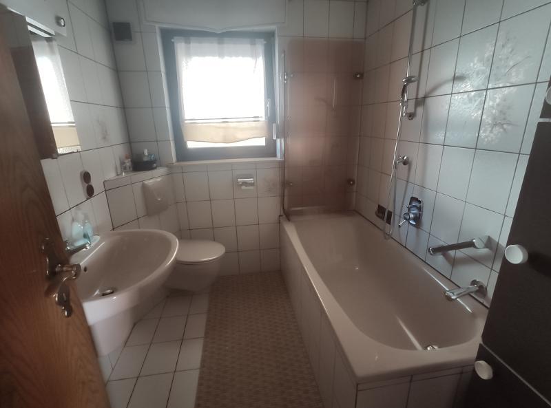 EG Bad mit Badewanne und Fenster Bild 1