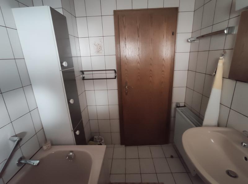 EG Bad mit Badewanne und Fenster Bild 2