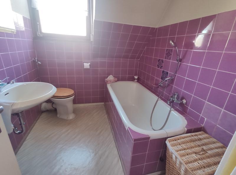 DG Bad mit Badewanne und Fenster Bild 1