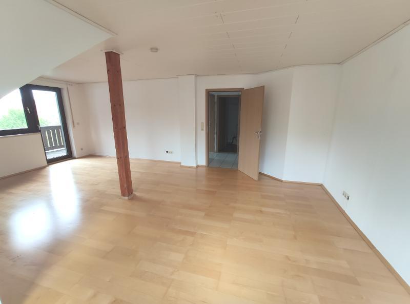 Wohnzimmer mit Zugang zum Balkon Bild 3