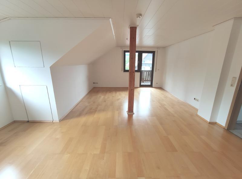 Wohnzimmer mit Zugang zum Balkon Bild 2
