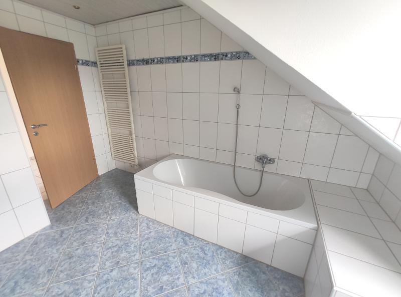 Bad mit Badewanne und Dusche Bild 4