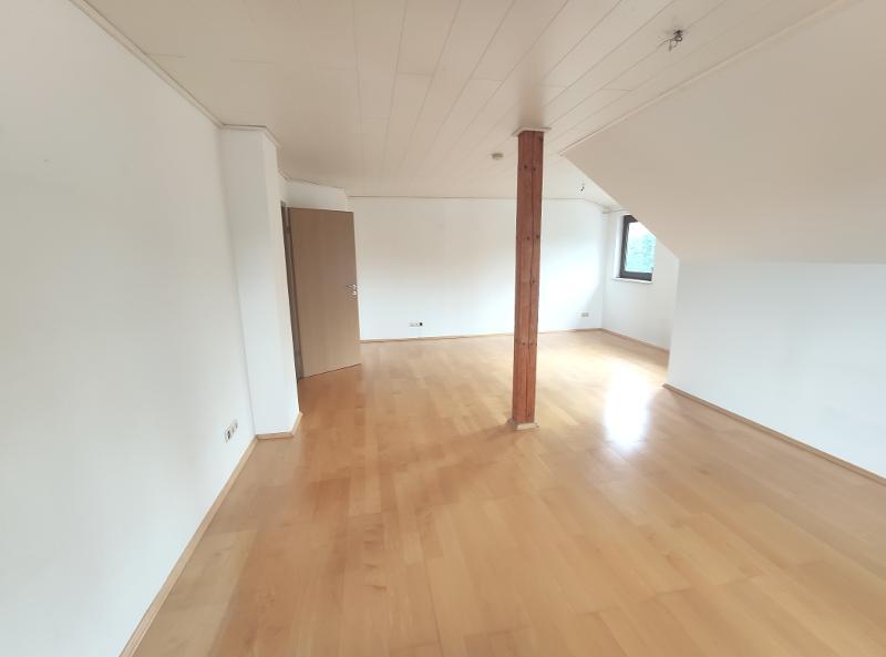 Wohnzimmer mit Zugang zum Balkon Bild 4
