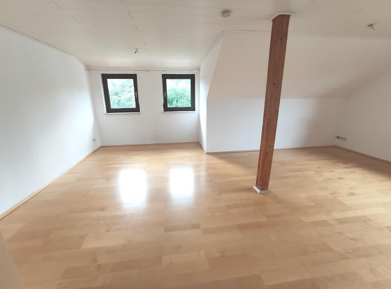 Wohnzimmer mit Zugang zum Balkon Bild 1