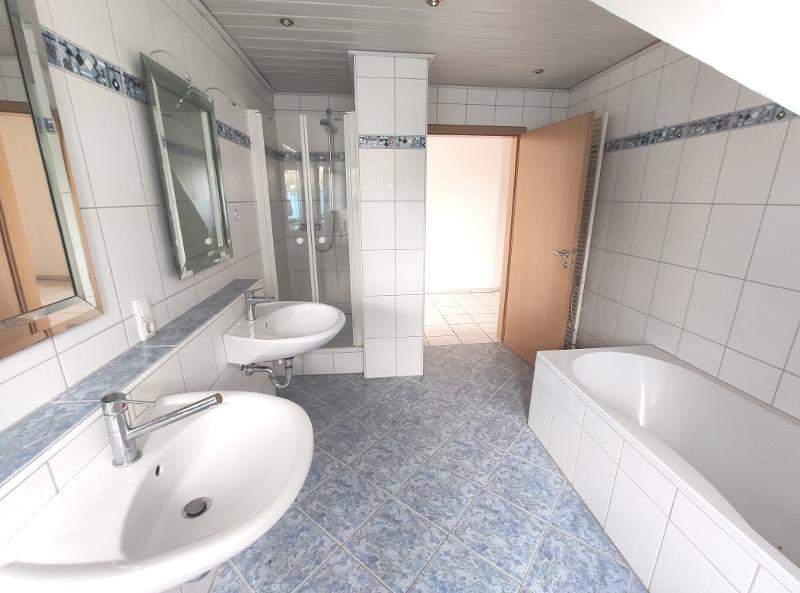 Bad mit Badewanne und Dusche Bild 3