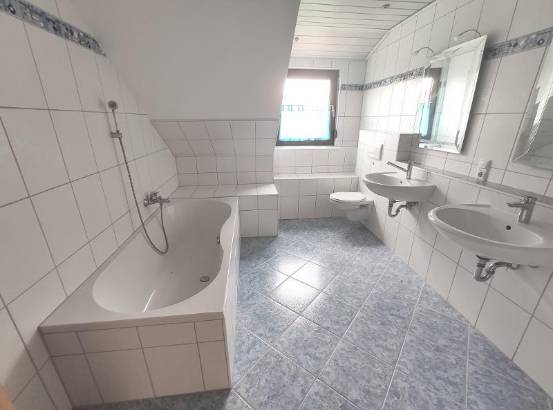 Bad mit Badewanne und Dusche Bild 1