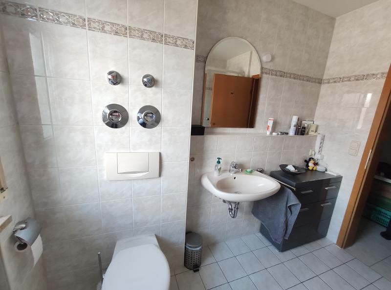 Bad mit Badewanne und Dusche Bild 5