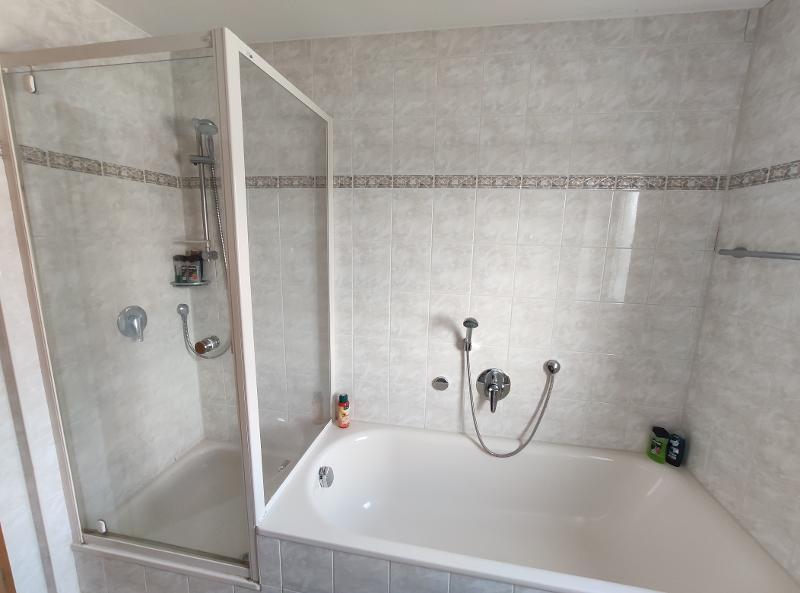 Bad mit Badewanne und Dusche Bild 3