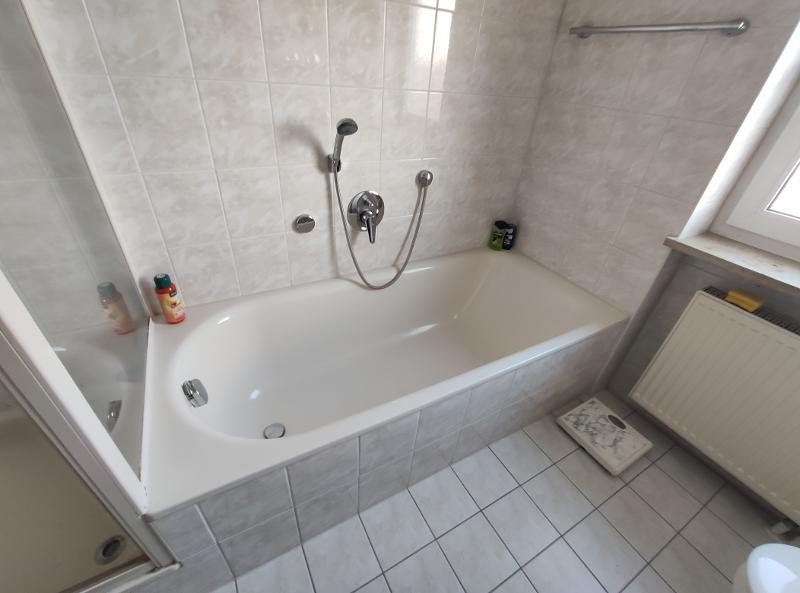 Bad mit Badewanne und Dusche Bild 2