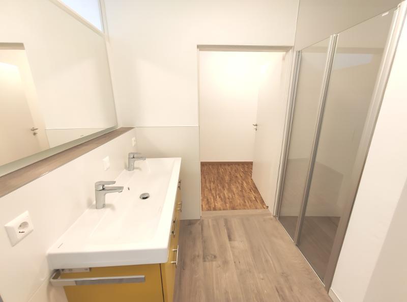 EG: Bad mit Dusche und Oberlicht Bild 3