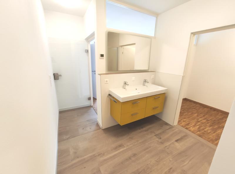 EG: Bad mit Dusche und Oberlicht Bild 2