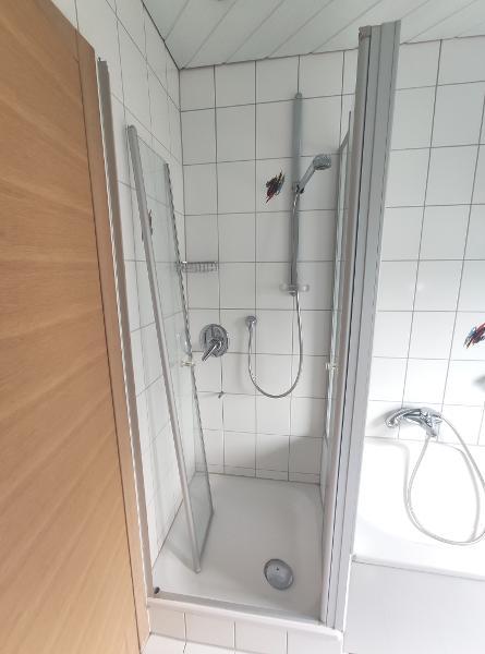 Bad mit Badewanne und Dusche Bild 3