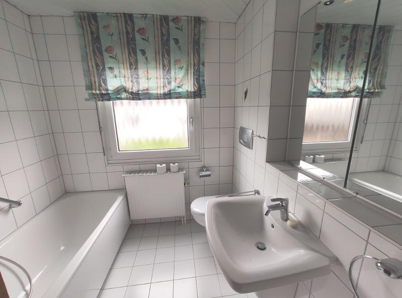 Bad mit Badewanne und Dusche Bild 1