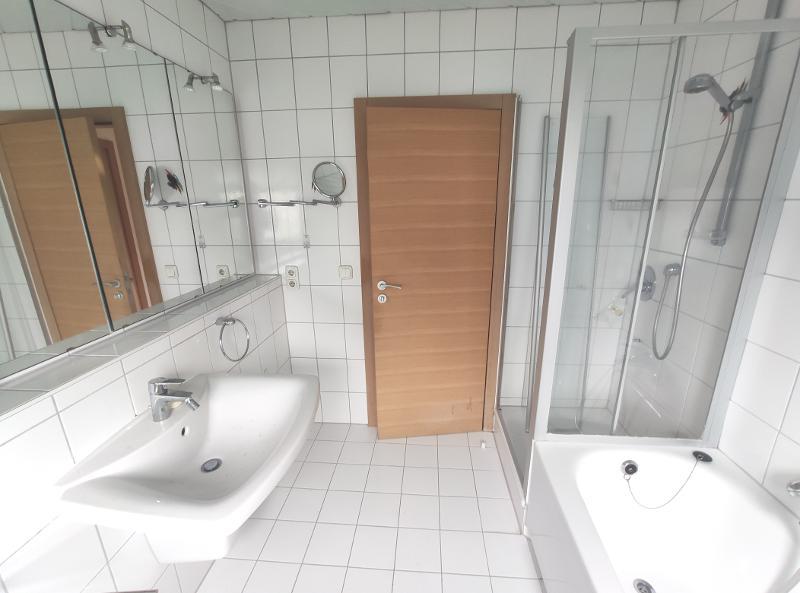 Bad mit Badewanne und Dusche Bild 4