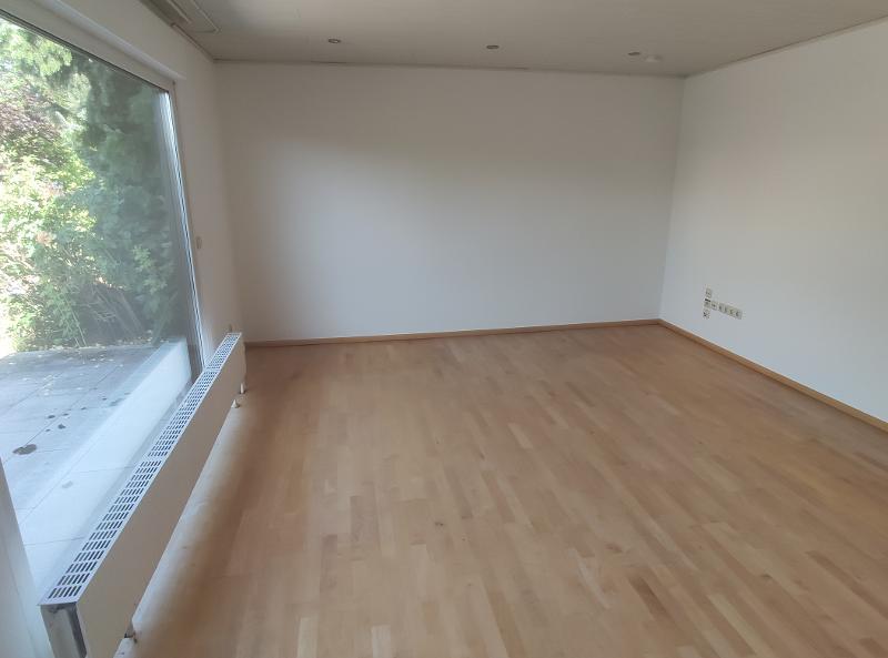Wohnzimmer mit Zugang zu Terrasse und Garten Bild 2