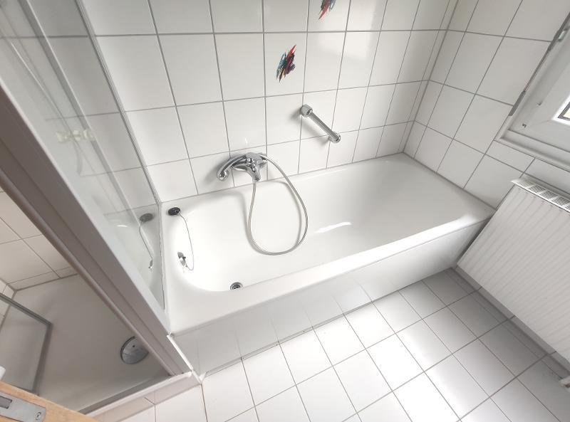 Bad mit Badewanne und Dusche Bild 2