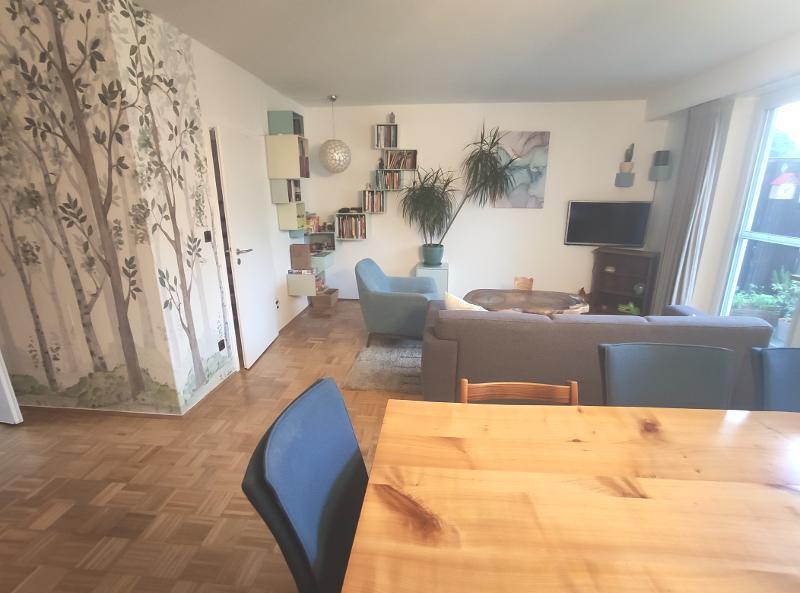 Wohn- /Esszimmer mit Zugang zu Terrasse und Garten Bild 4