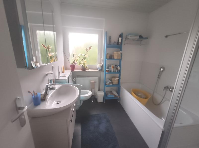 Bad mit Badewanne und Dusche Bild 1