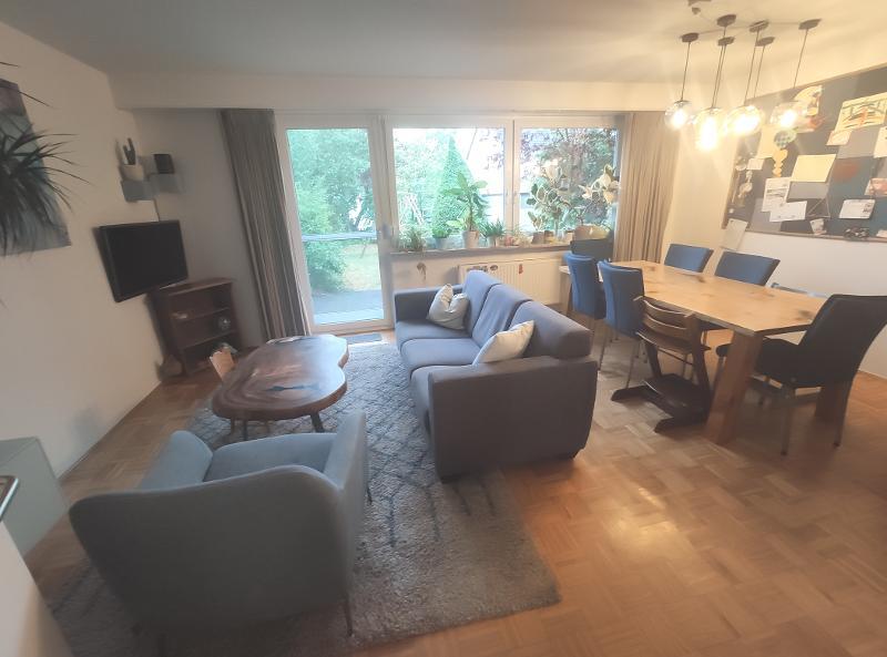 Wohn- /Esszimmer mit Zugang zu Terrasse und Garten Bild 1