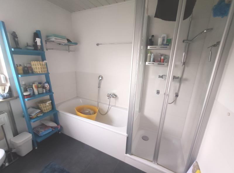 Bad mit Badewanne und Dusche Bild 2